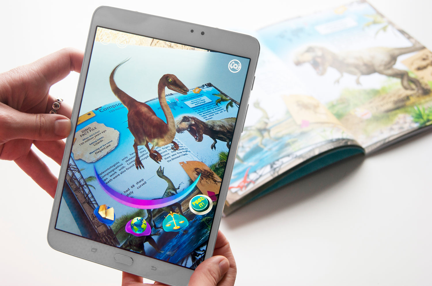 Carte: Dinozauri - Enciclopedie interactivă cu realitate augmentată, 4D,  pentru copii și adolescenți, Carteom